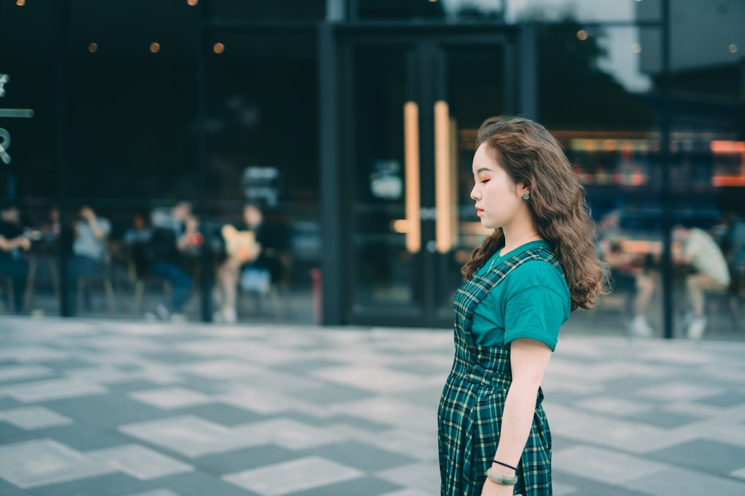 V-neck dress styling for apple body shape women