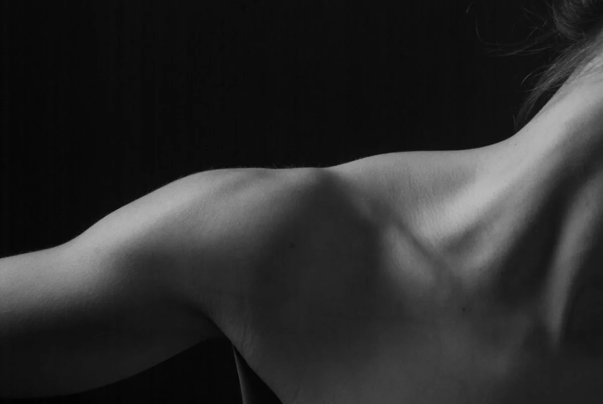 Body shape calculator with shoulder measurement guide