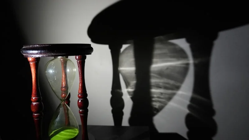 Hourglass body shape styling tips showing waist-emphasis outfits