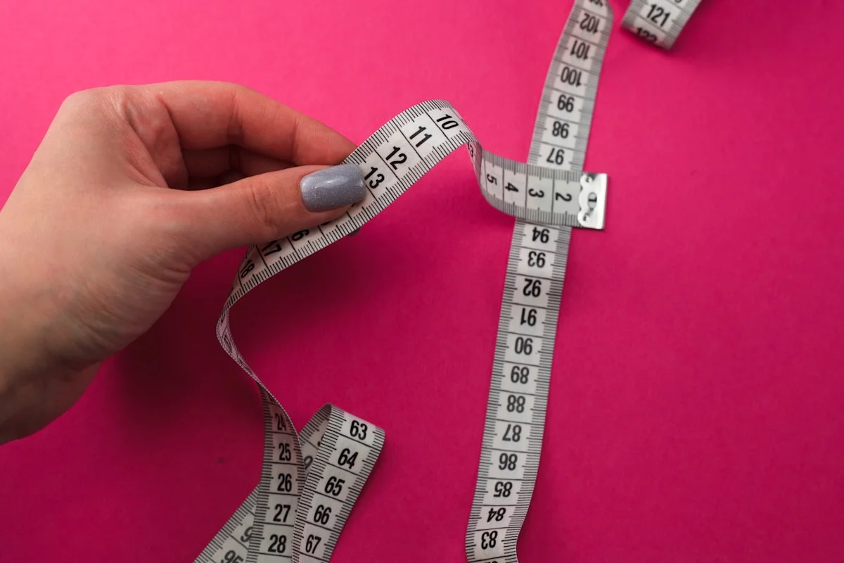 Hourglass body shape measurement guide showing waist, bust, and hip proportions