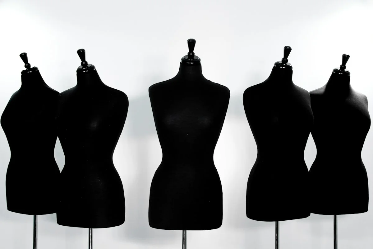 Woman with hourglass body shape silhouette demonstrating natural proportions