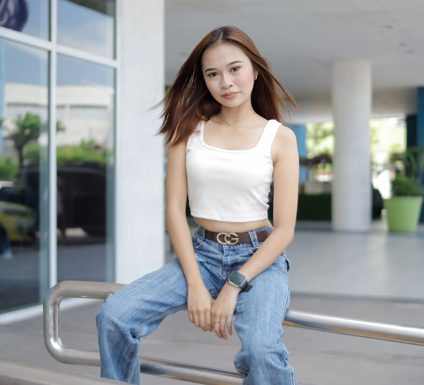 Woman with a rectangle body shape wearing a belted outfit that creates waist definition
