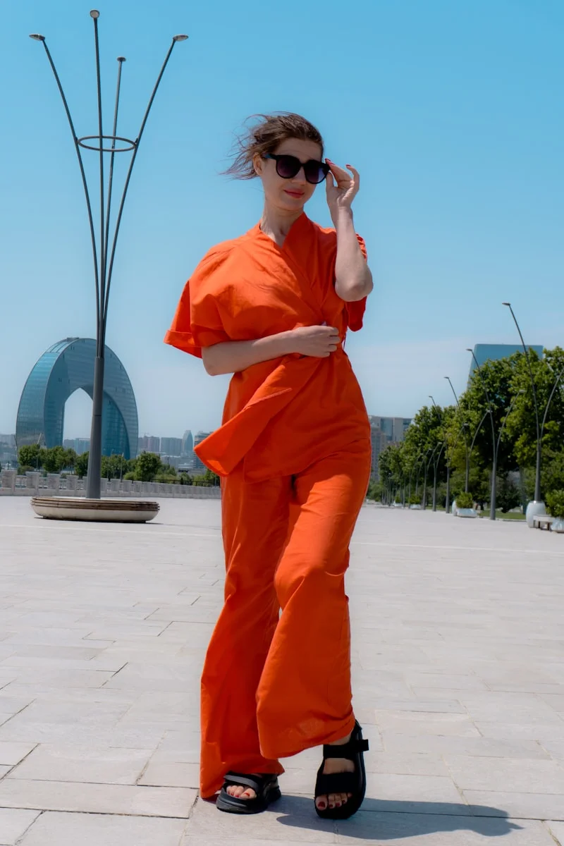 Wide-leg pants outfit that elongates the silhouette