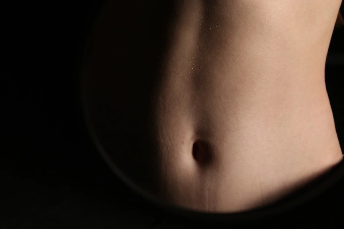 Types of belly shapes style guide showing different midsection patterns and outfit approaches