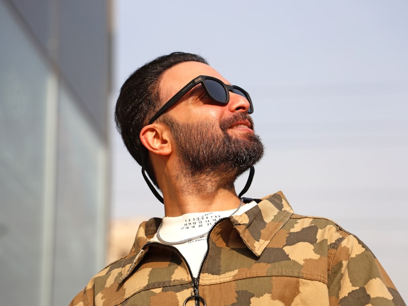 Man in a casual outfit with fitted jeans and a clean t-shirt