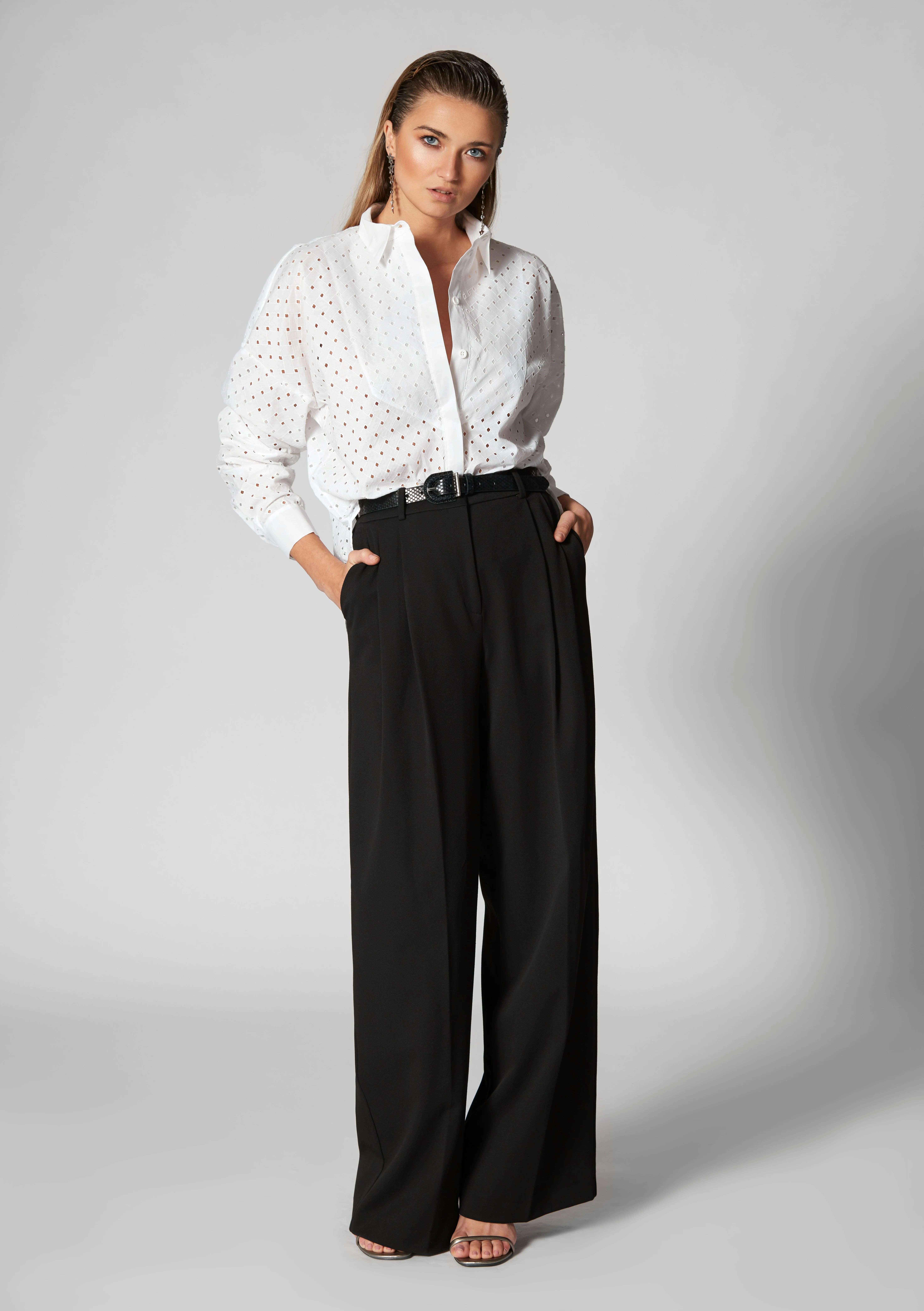 Casual outfit with high-waisted pants that define the hourglass waist