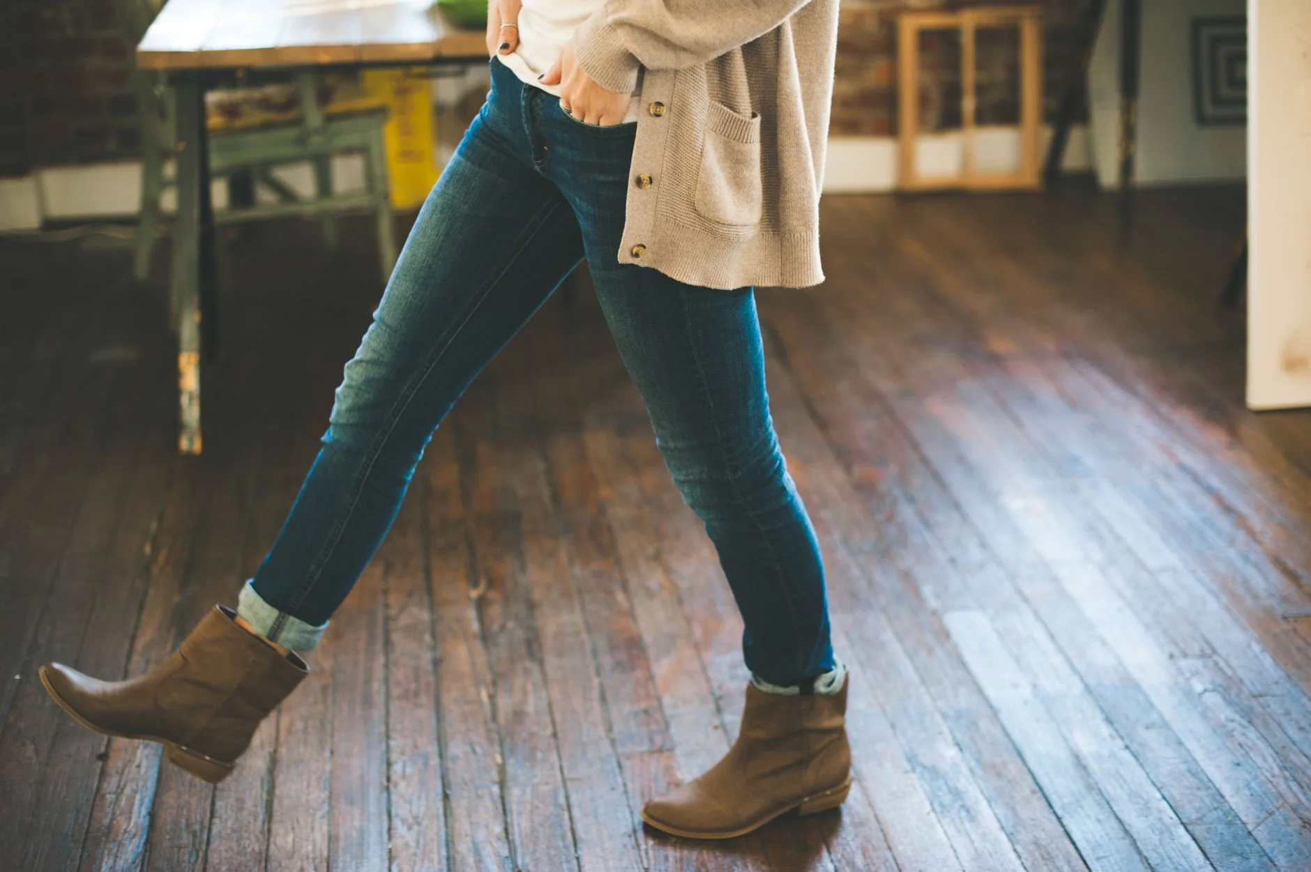 Autumn look with a knit sweater, jeans, and boots