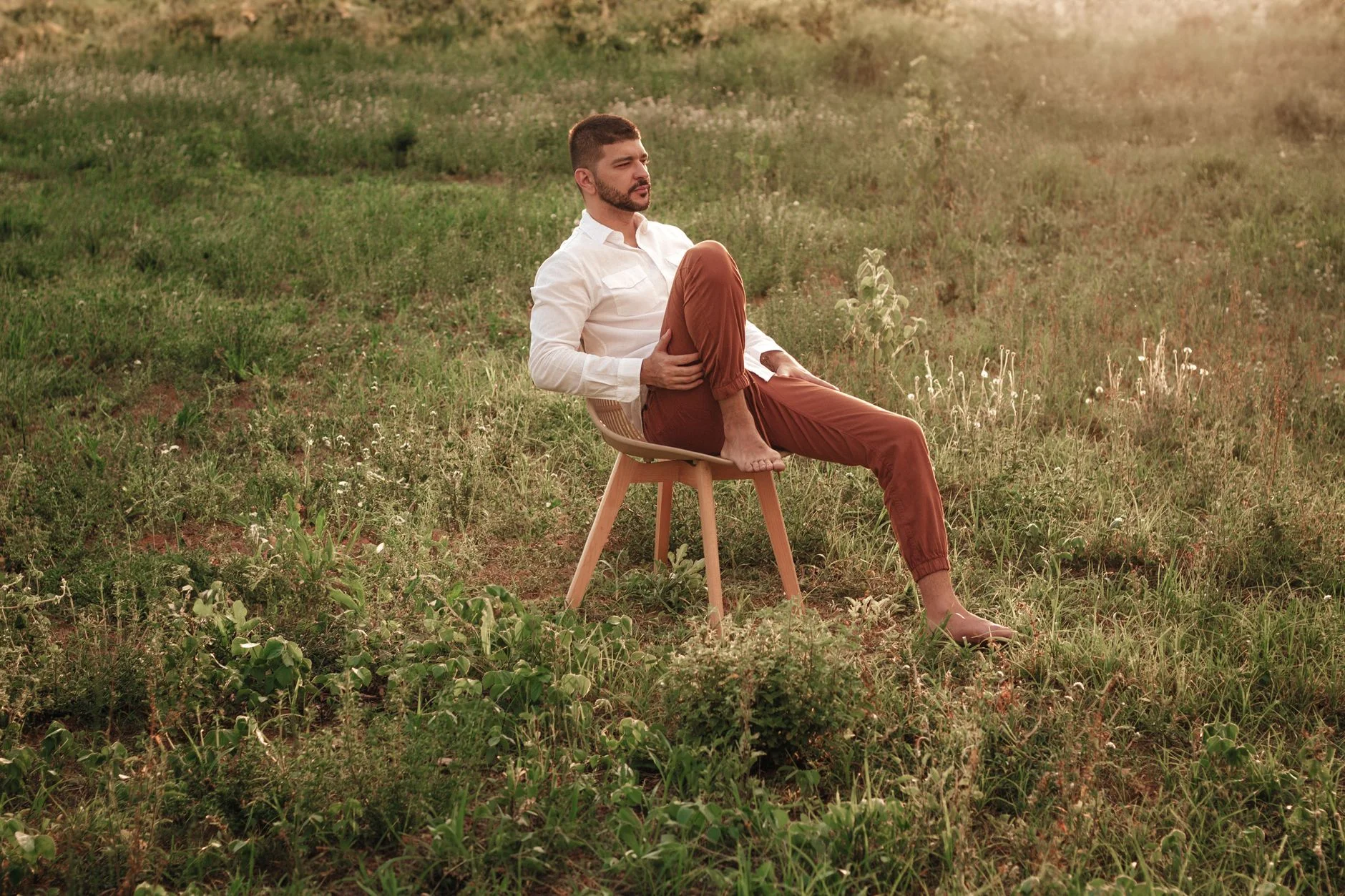 Man in a linen shirt and chinos casual outfit