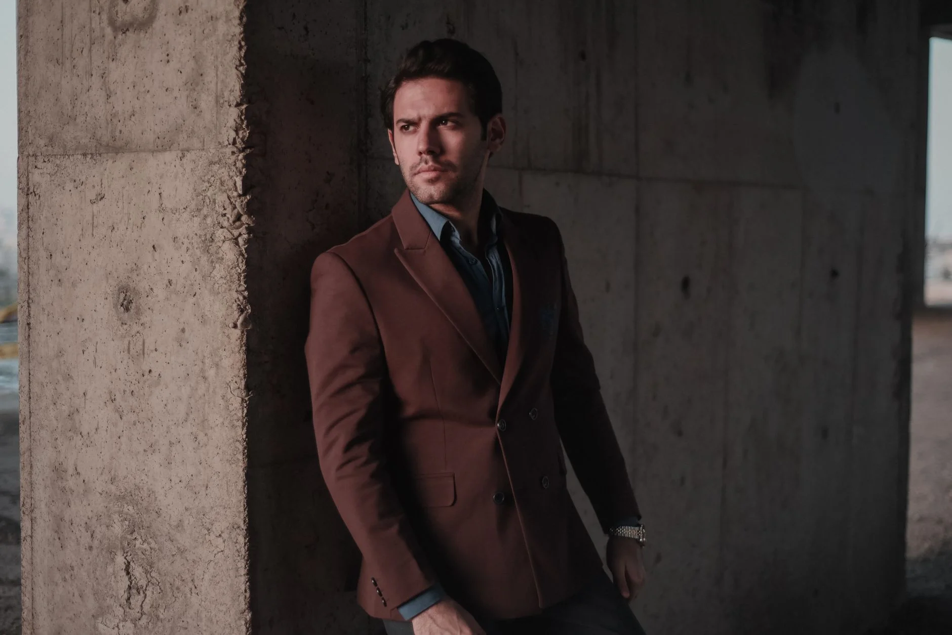 Man in a smart casual blazer and jeans look